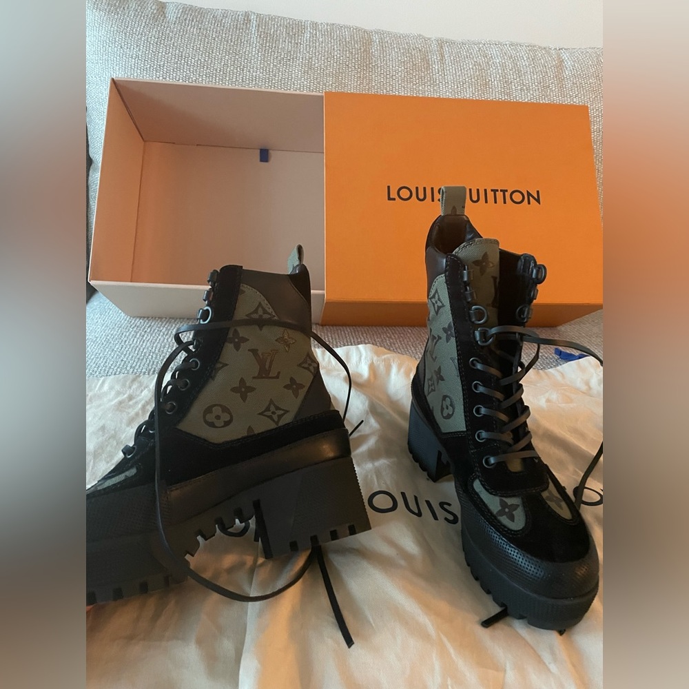 Louis Vuitton
lace up boots